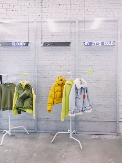 2绿色和白色夹克